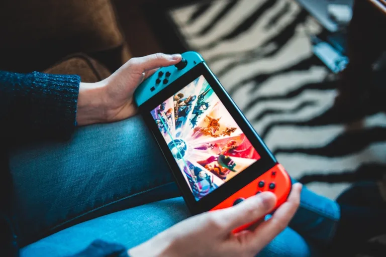 Handheld Gaming Consoles Said to Be Required to Have Replaceable Batteries by 2027 Under New EU Regulation